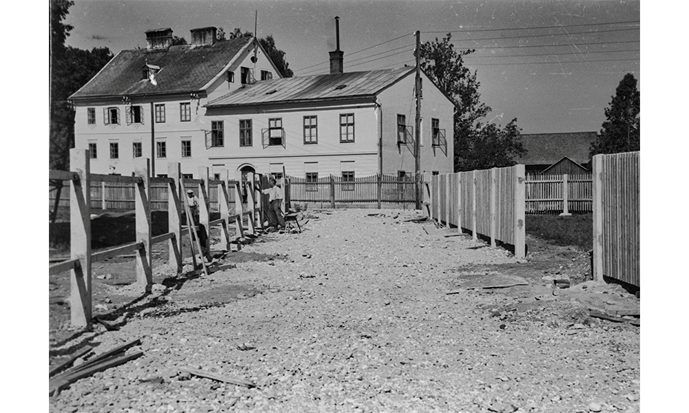 Blick von der Fa Enenkel zur alten evang. Schule in der Bahnhofstraße. 1939. Foto Haider